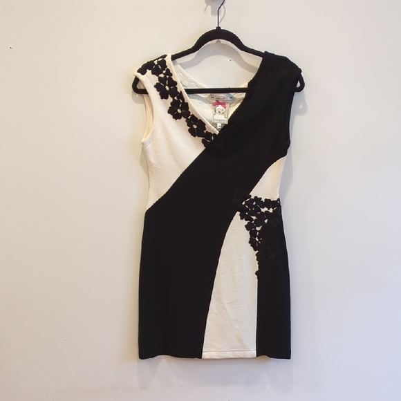 Yoana Baraschi Dresses & Skirts - Yoana Baraschi Black White Color block Floral Y2K Mini Dress Size M EUC